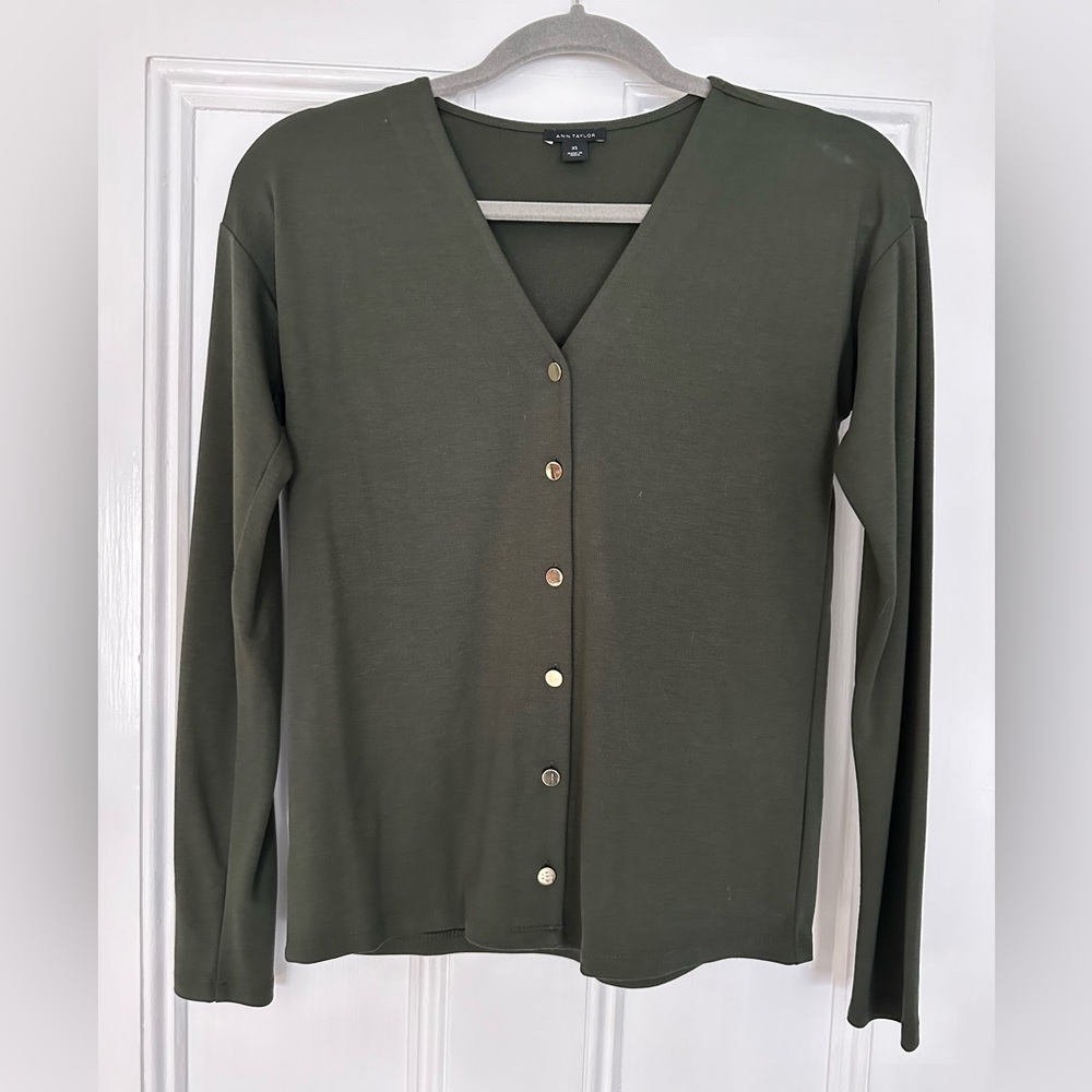 Ann Taylor button front jersey